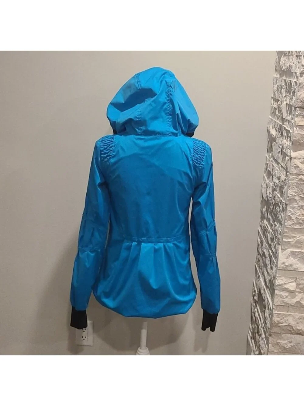Rare LULULEMON Vintage Wind Rain Hoodie Shirred Shoulder Pleated Back